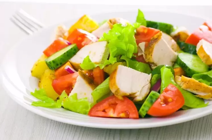 salad with vegetables and chicken for a diet without carbohydrates