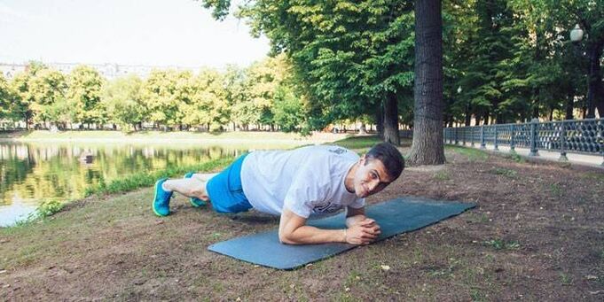 a man who makes a weight loss plank