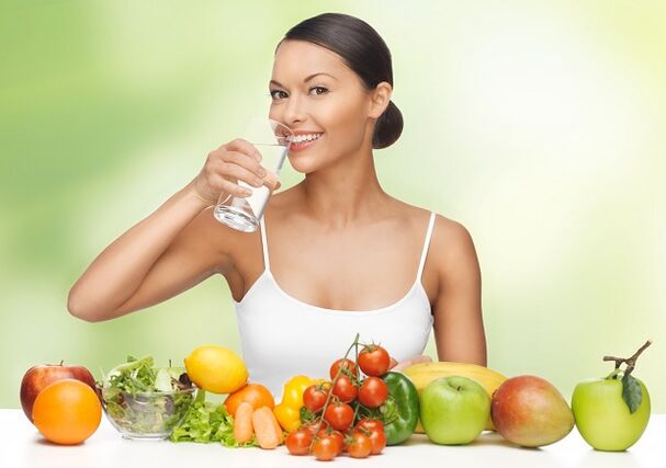 The principle of the water diet is the observance of the drinking regime combined with the use of complete food